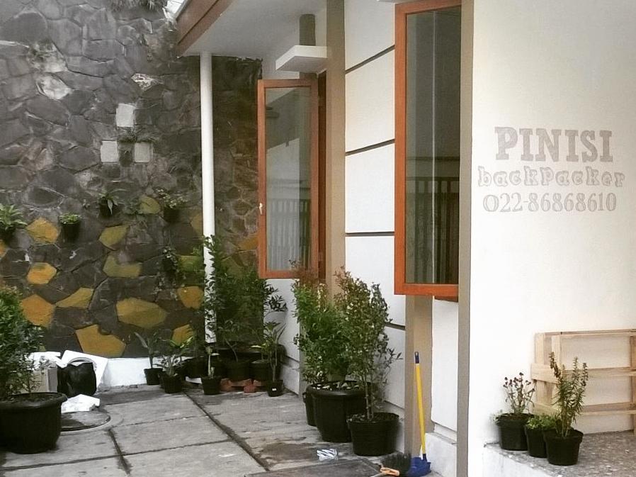 Pinisi Backpacker Hostel Bandung Buitenkant foto